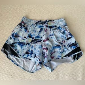 Lululemon Hotty Hot shorts lined, pattern blue, size 4 tall